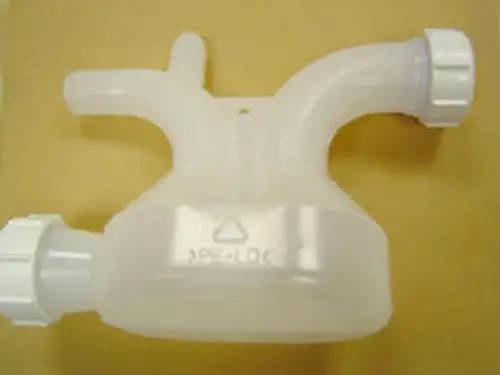 Siphon mit zwei Anschlussstutzen und einem mittigen Verbindungsteil, aus transparentem Kunststoff gefertigt. Ideal für Anwendungen im Bereich Heizung oder Sanitär. Marke: Remeha.